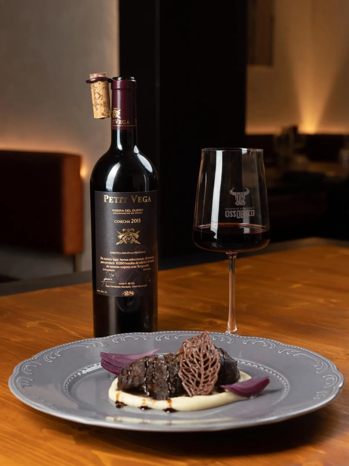 Antipasto e vino — l'apertura perfetta