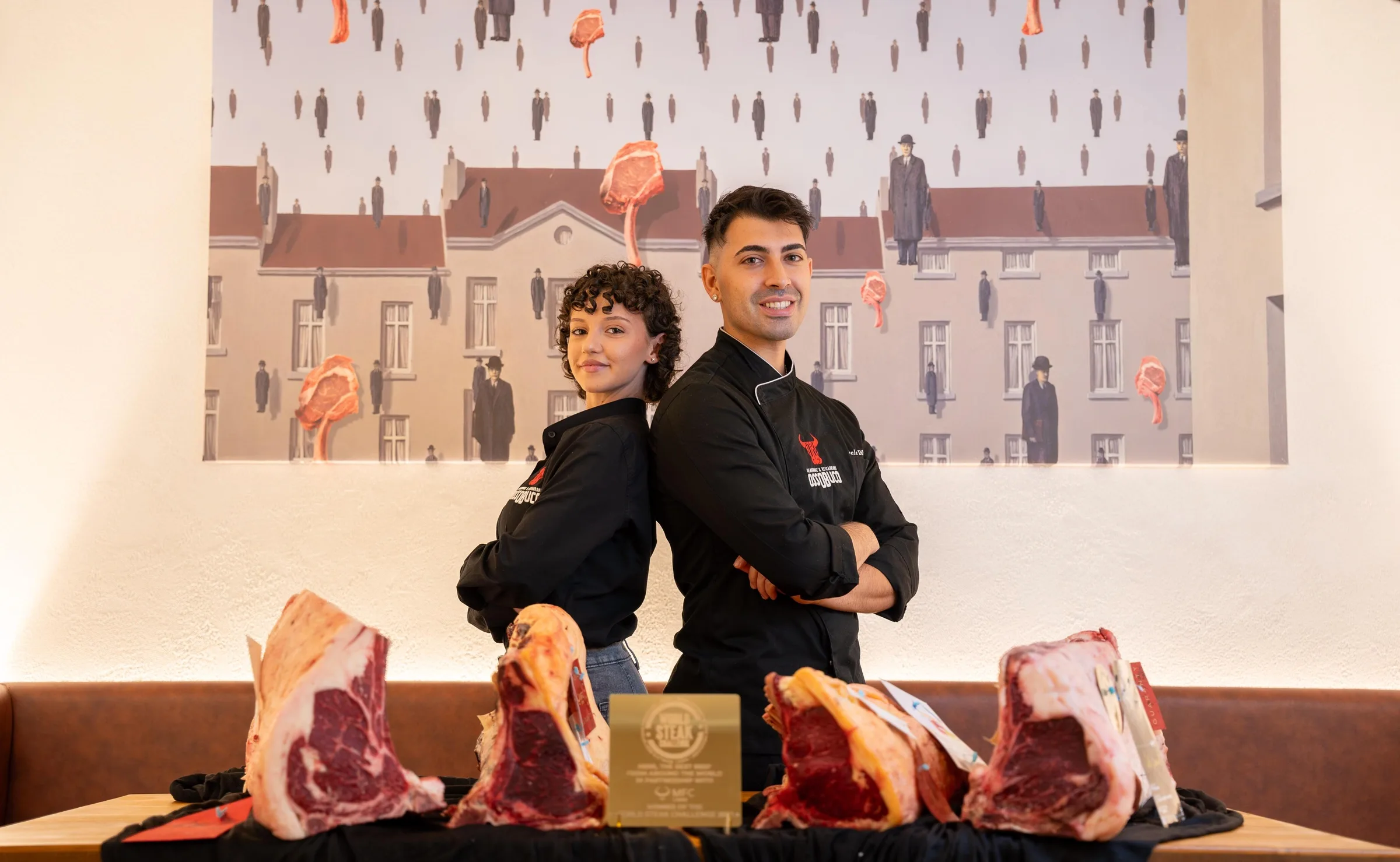 Emanuele e Francesca, fondatori di Ossobuco, davanti a tagli di carne frollata