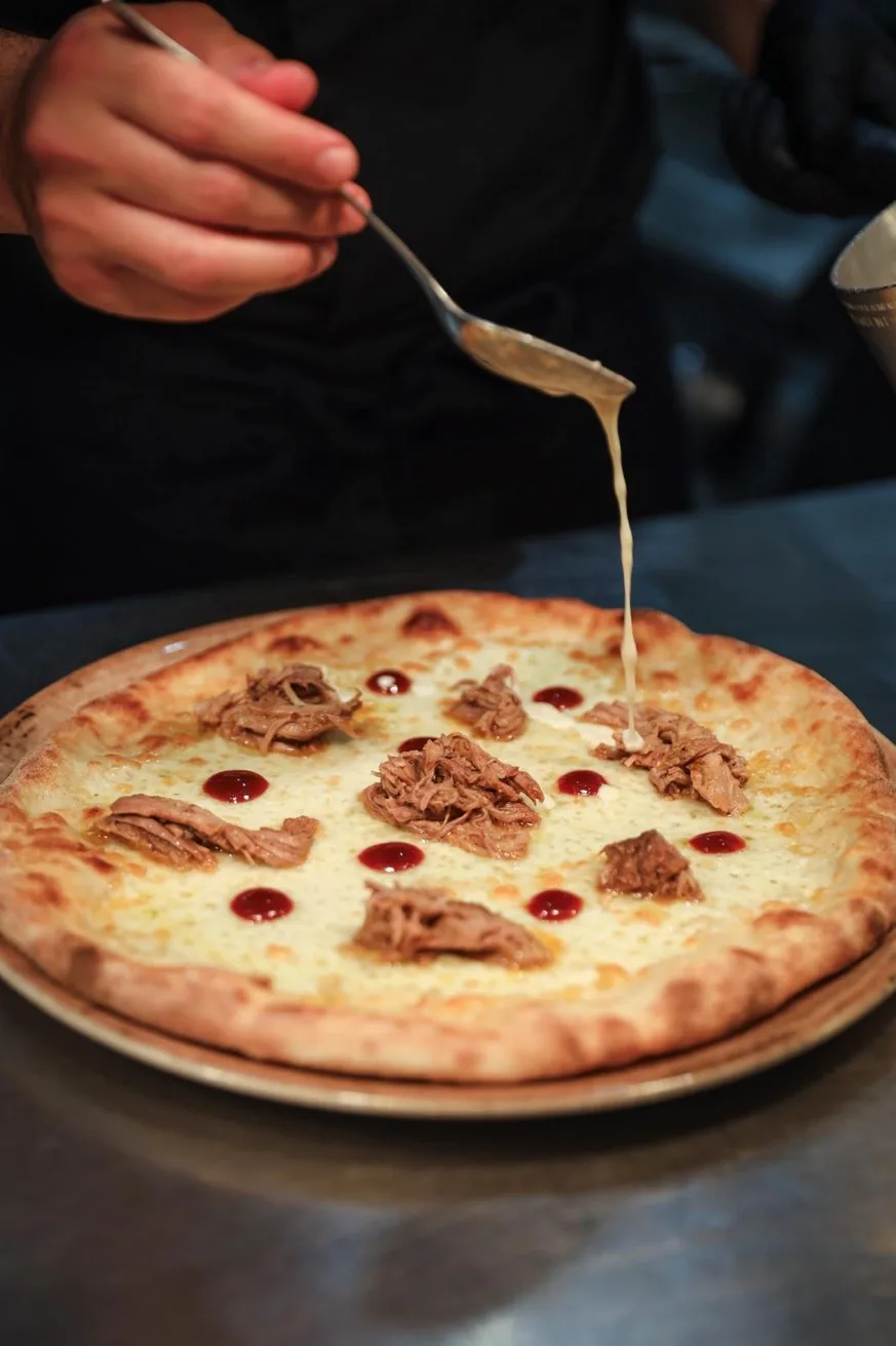 Pizza Ossobuco con sfilacci di carne equina